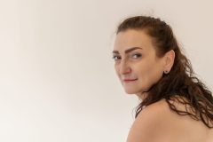 Bliski portret kobiety w jasnym studiu