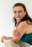 Naturalny portret kobiecy przy oknie w jasnym studio