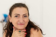 Bliski portret kobiety w jasnym studiu
