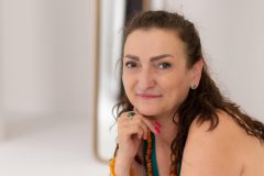 Bliski portret kobiety w jasnym studiu