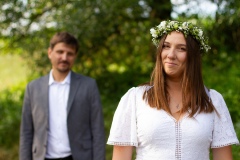 Para młoda wśród zieleni podczas letniego pleneru ślubnego