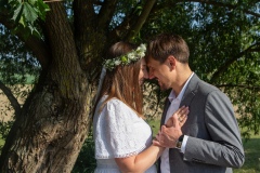 Para młoda na łące o zachodzie słońca podczas pleneru ślubnego w Rogalinie
