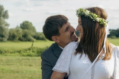 Para młoda na łące o zachodzie słońca podczas pleneru ślubnego w Rogalinie