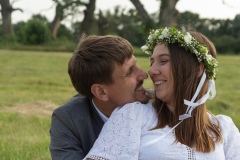 Bliski portret pary młodej wśród drzew, na łące
