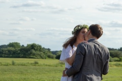Naturalny portret pary młodej podczas sesji ślubnej na łąkach